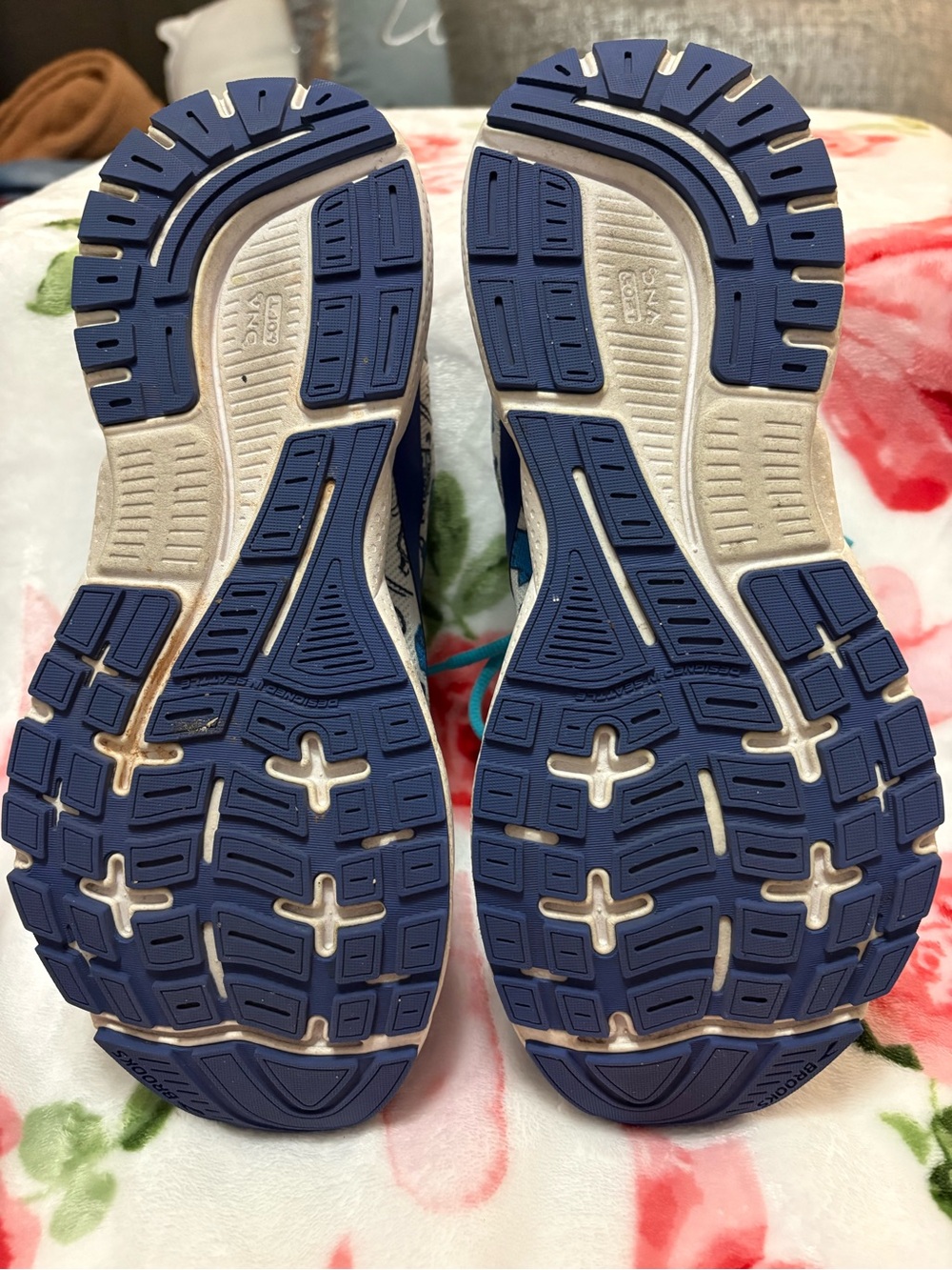 Brooks Hero Nurse Print Sneakers Size 9 + Matching Bag 💙 Medical Edition - Picture 7 of 9